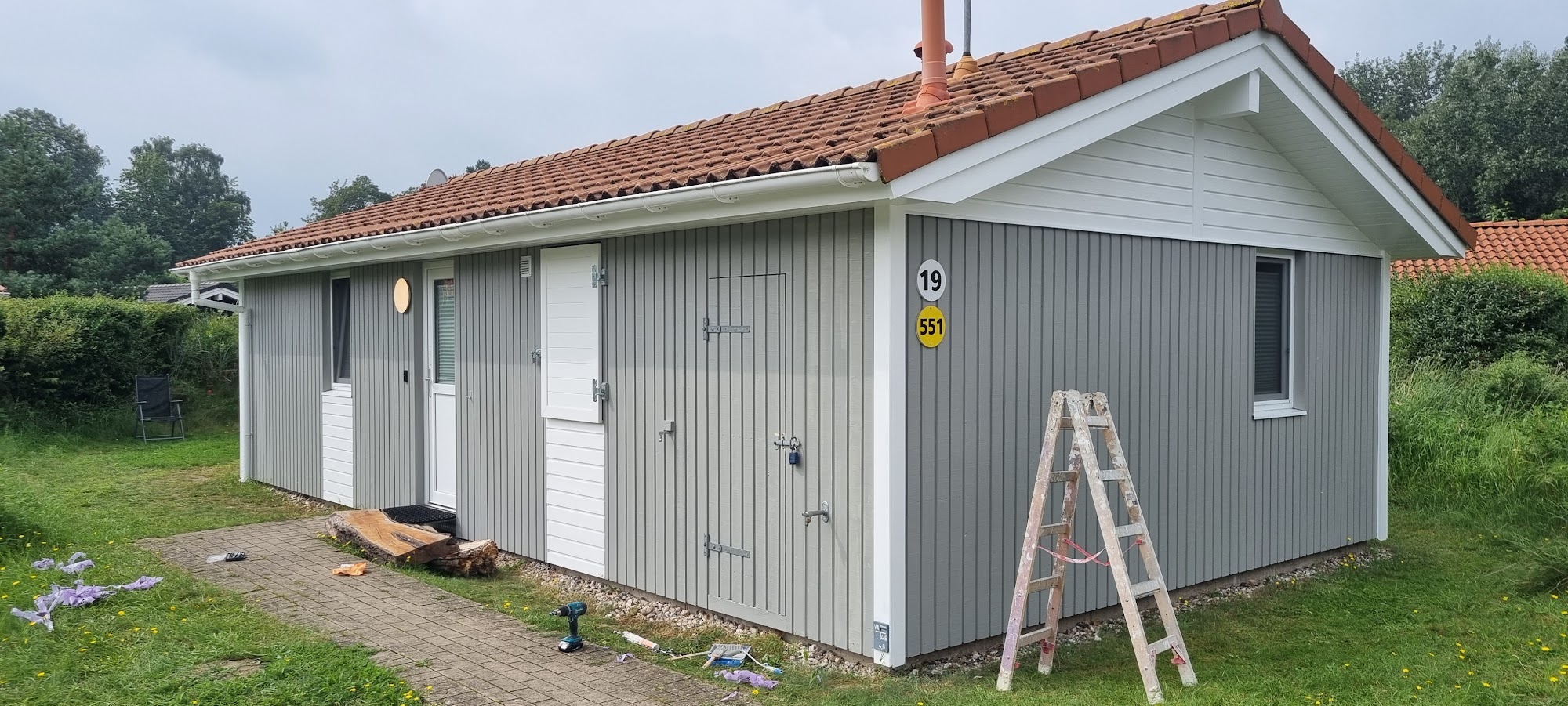 Ferienhaus mit grau gestrichener Holzfassade