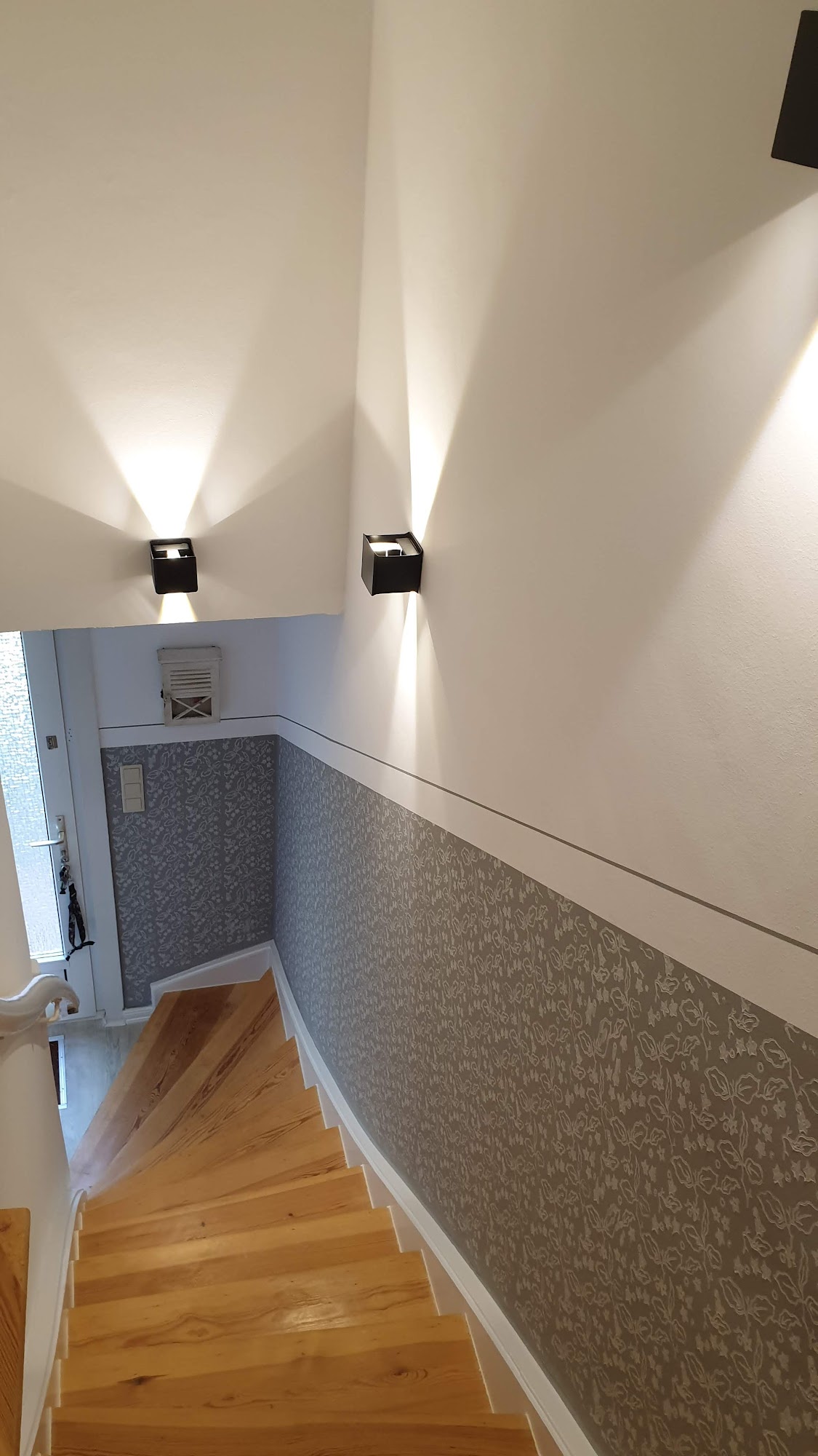 Treppenaufgang mit zweifarbiger Wandgestaltung