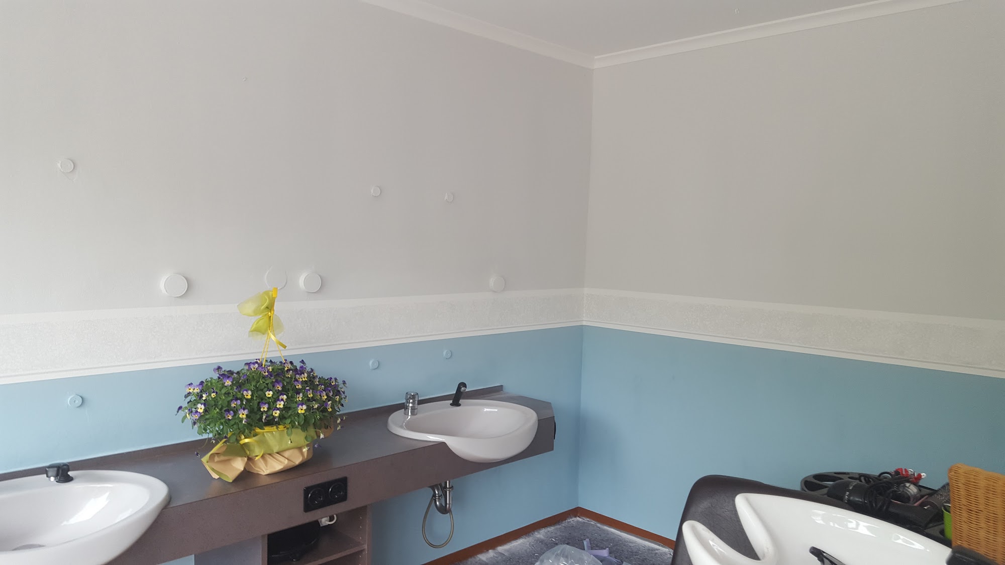 Badezimmer in Blau und Weiß mit Bordüre