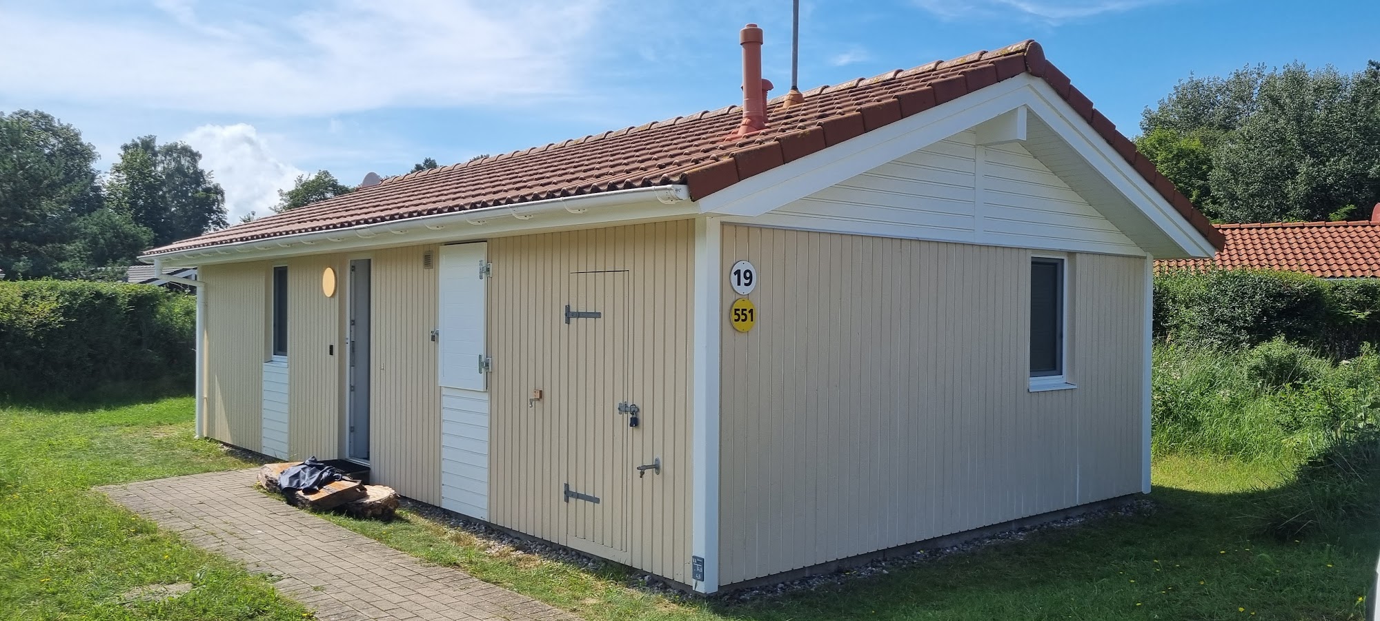 Ferienhaus mit cremefarben gestrichener Holzfassade